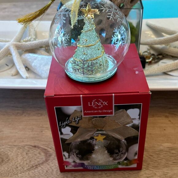 Lenox Vintage Christmas tree in Globe large Christmas ornament with gold detail - Picture 1 of 6